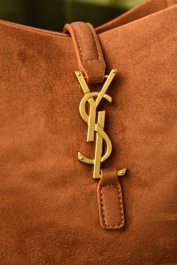Le 5 A 7 Supple Small In Suede - Image 6