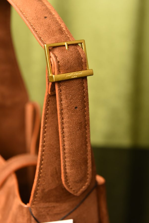Le 5 A 7 Supple Small In Suede - Image 5