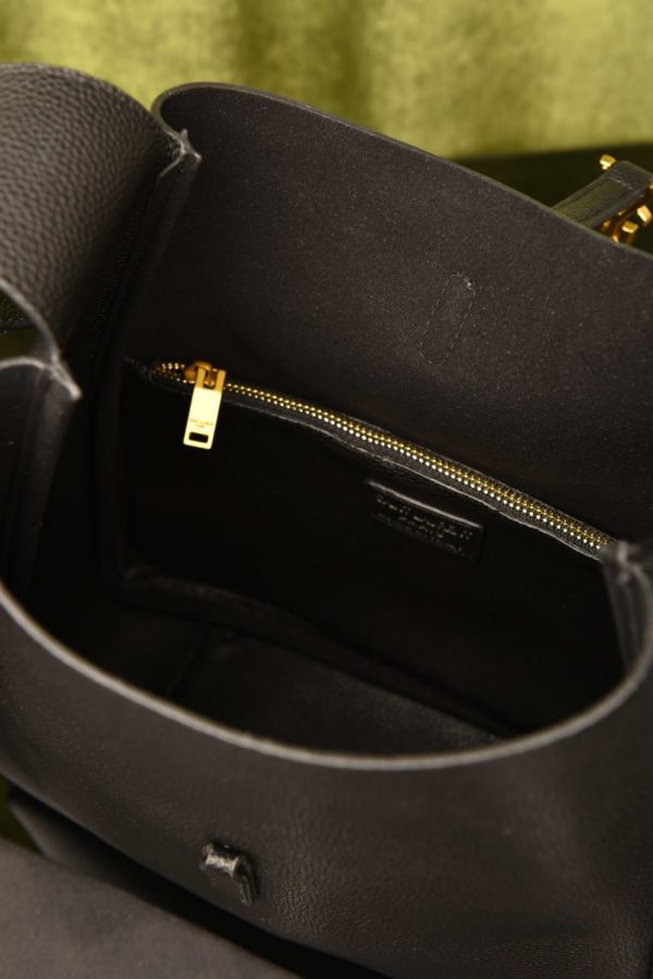 Le 5 A 7 Supple - Image 4